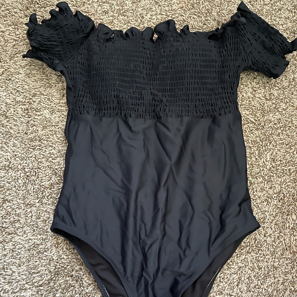 Small black off shoulder 1piece swim
